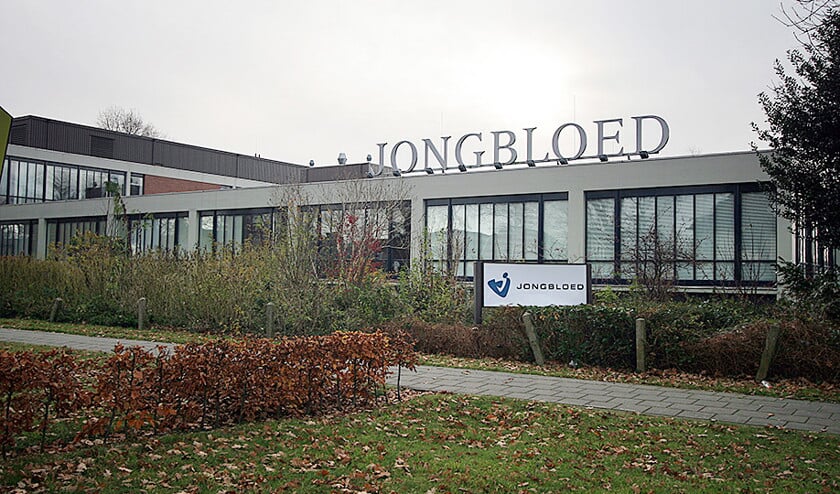 Het gebouw van Jongbloed in Heerenveen, waar een deel van de medewerkers zich bleef inzetten voor een Groene Bijbel van hergebruikt papier, terwijl technisch personeel al wist dat dat niet kon. (Duncan Wijting en wikipedia)