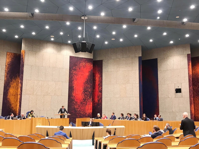 De zeven initiatiefnemers van de Klimaatwet zaten donderdag met minister Wiebes in Vak K, de plaats voor ministers en staatssecretarissen. (twitter)