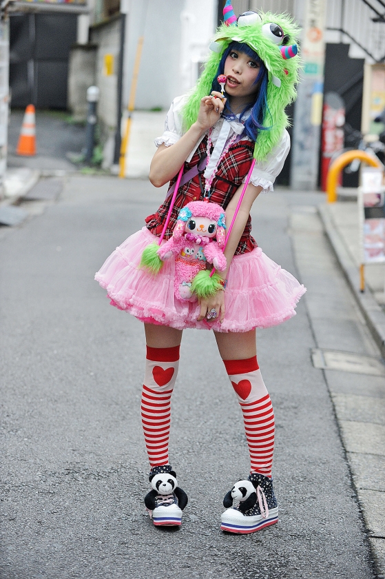 Kurebayashi Haruka vertelt in een filmpje over haar outfit. Vooral in de Tokiose wijk Harajuku zie je vrouwen zoals zij. (museum volkenkunde)