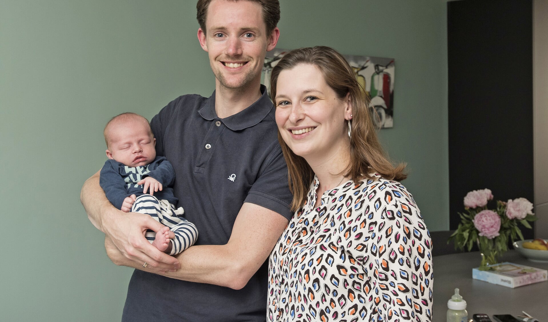 Caspar en Marit Tijssen met hun zoon Joep. Na de geboorte van Joep kreeg Caspar twee weken betaald verlof.