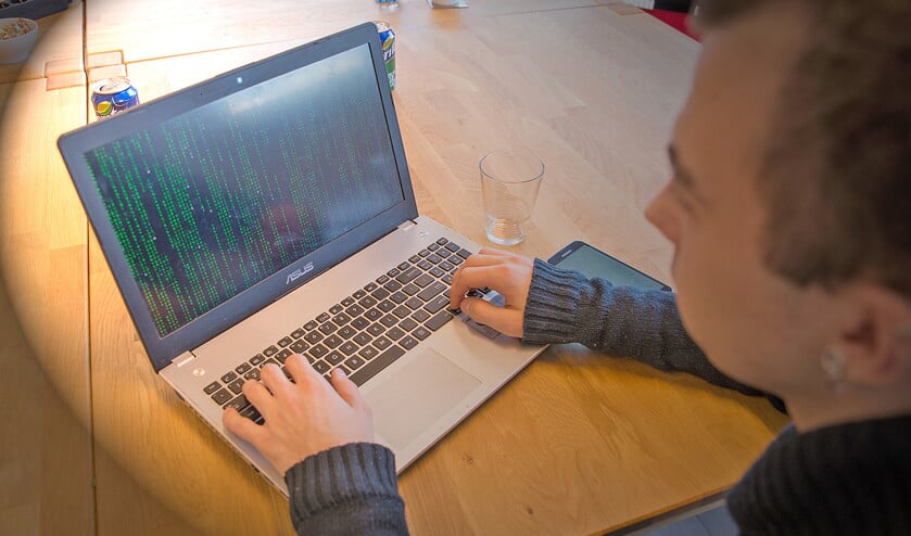 Professioneel hacker Patrick de Brouwer controleert of webshops goed zijn beveiligd.