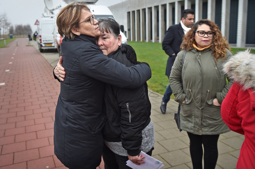 De moeder van Mitch Henriquez neemt afscheid van familieleden buiten de rechtbank op Schiphol, nadat die twee agenten die Henriquez arresteerden, schuldig had verklaard aan mishandeling, met de dood tot gevolg. (Marcel van den Bergh)