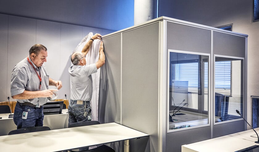 Vanuit een getuigencabine, onzichtbaar en met vervormde stem, doet marinier G5 zijn verhaal voor de rechtbank. (anp / Raymond Rutting)