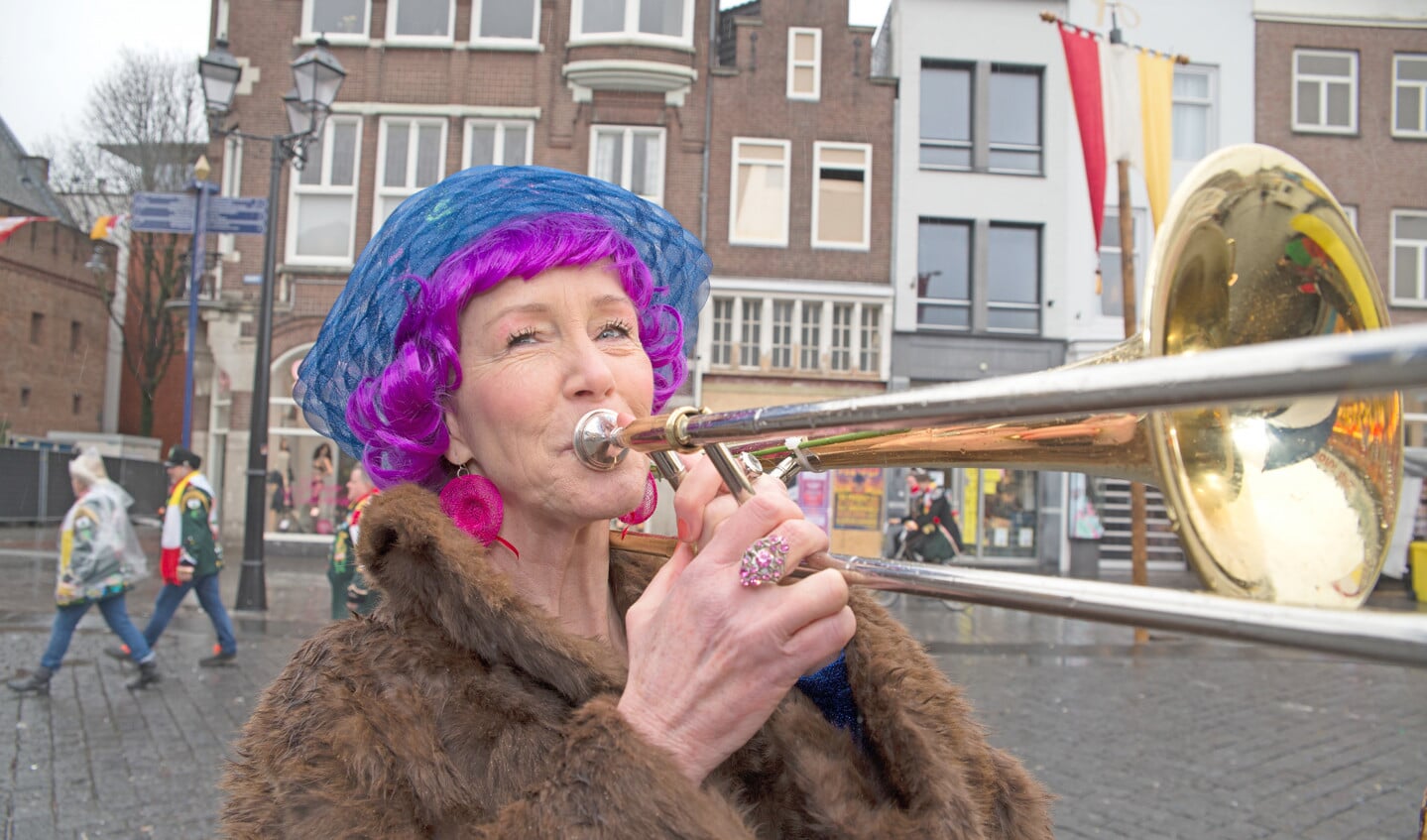 Vronie Veugelers geniet van het maken van muziek tijdens carnaval.