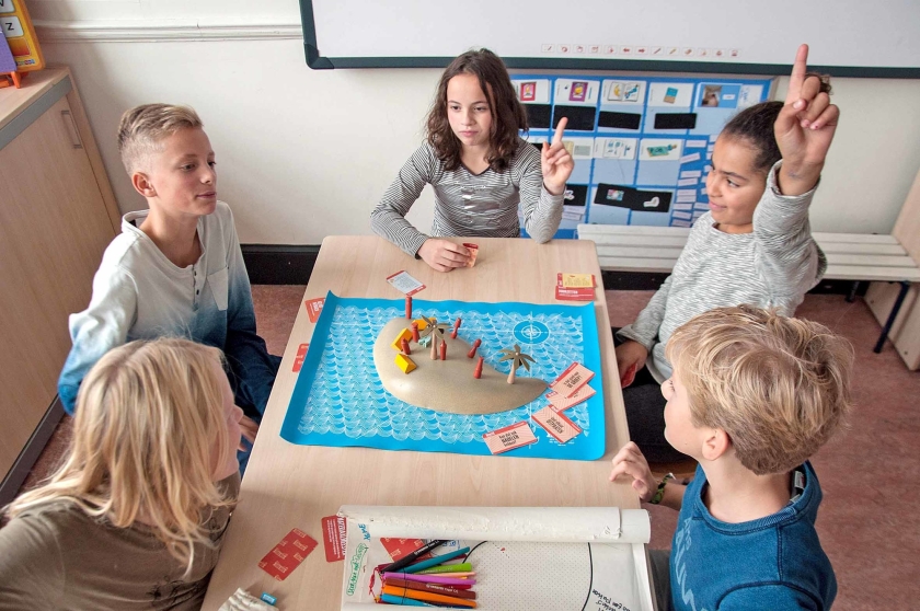 Kinderen discussiëren met elkaar over hun ideale samenleving door zich te verplaatsen in de gebeurtenissen op een eiland. (Lisa Hu)