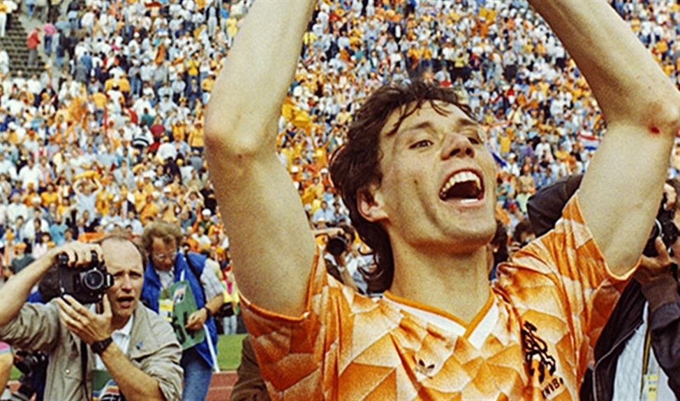 Marco van Basten met de Europese beker voor landenteams in 1988.