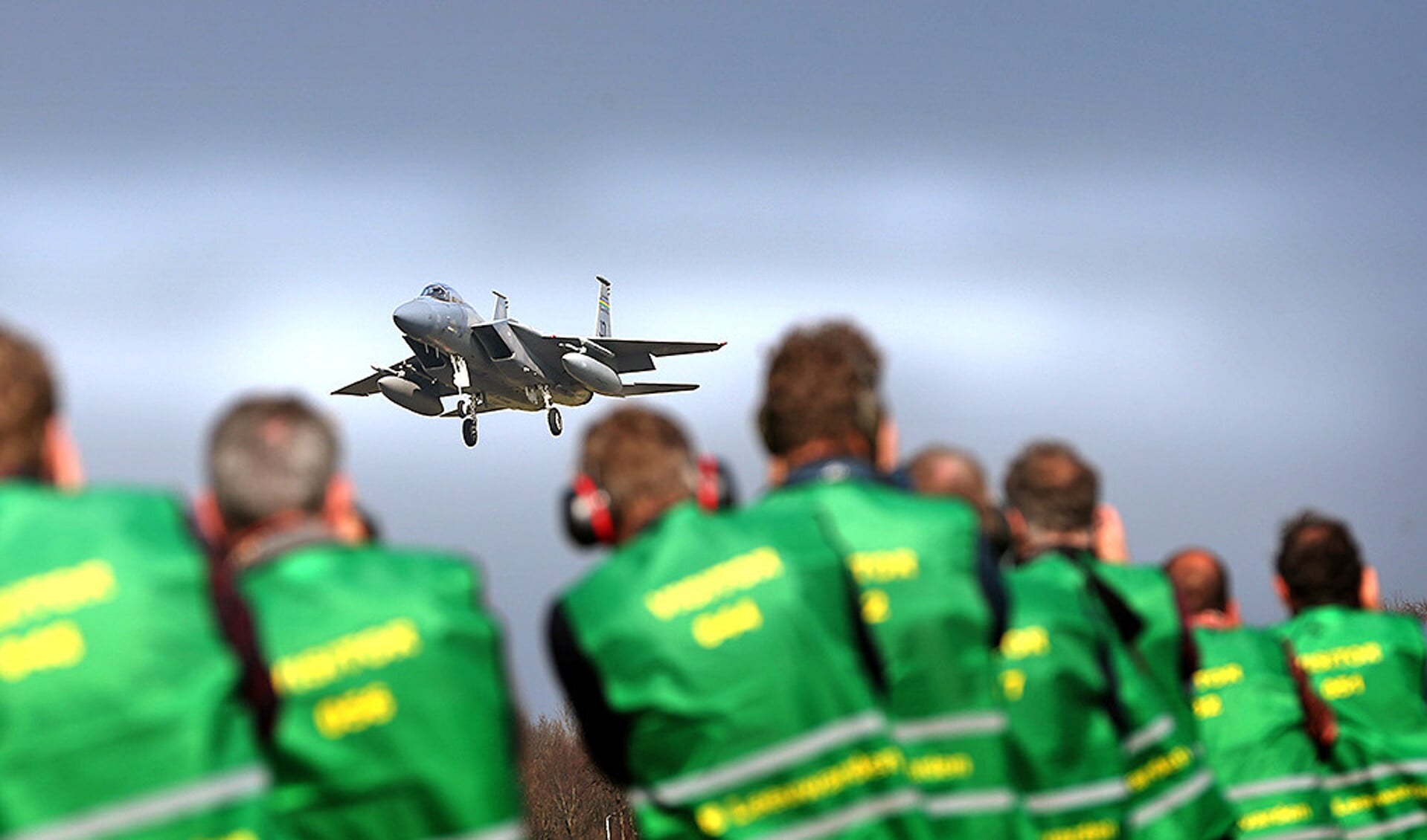 Een F-15 gevechtsvliegtuig vertrekt van vliegbasis Leeuwarden tijdens de internationale oefening Frisian Flag.