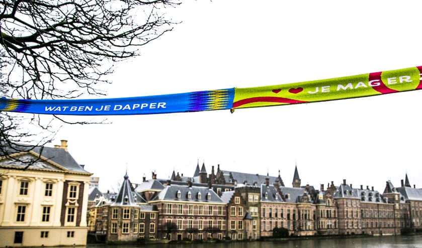 Met een supportsjaal vroeg Het Vergeten Kind in maart 2018 bij het Binnenhof aandacht voor de jeugdzorgproblematiek. (anp en Dick Vos)