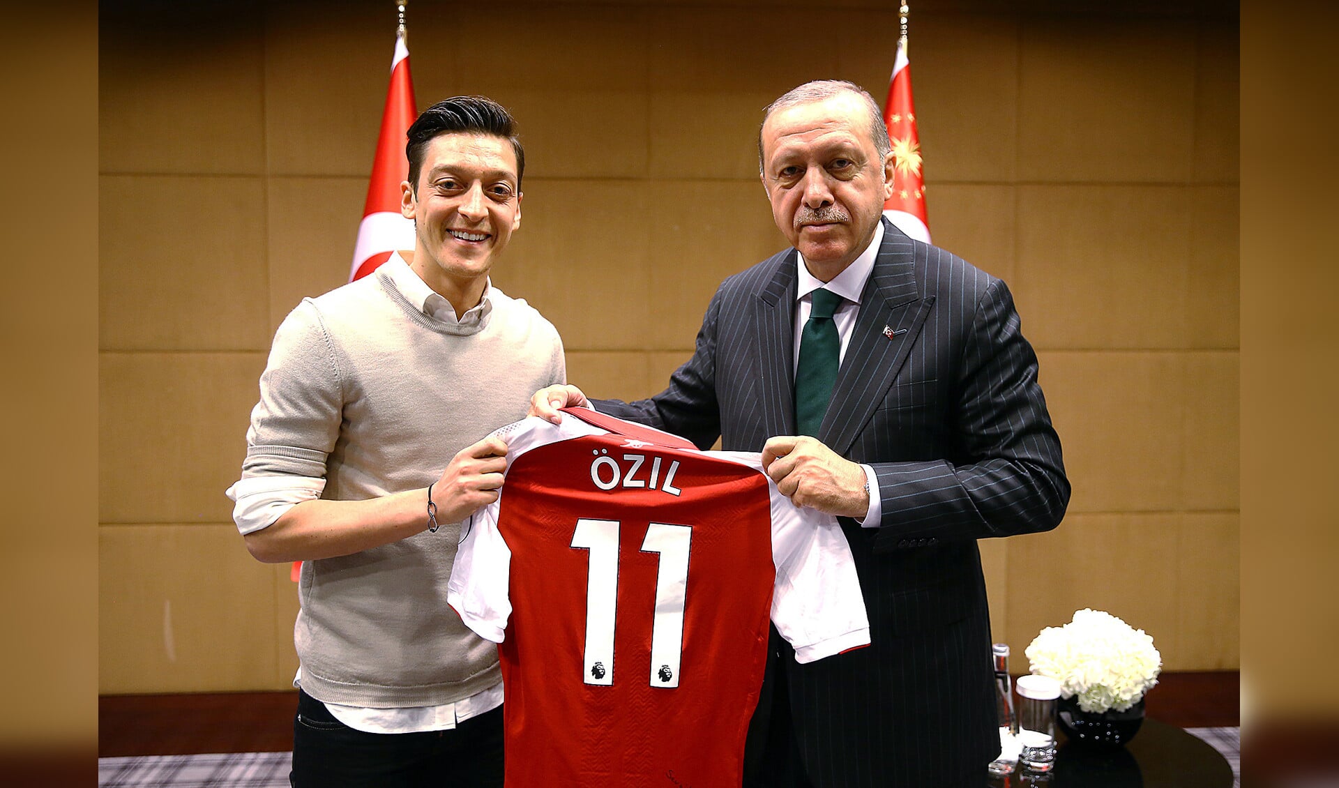 De gewraakte foto waarop de Duitse voetballer Mesut Özil, die bij de Engelse club Arsenal speelt, de Turkse president Erdogan een voetbalshirt van hemzelf aanbiedt tijdens een ontmoeting in Londen in mei dit jaar.