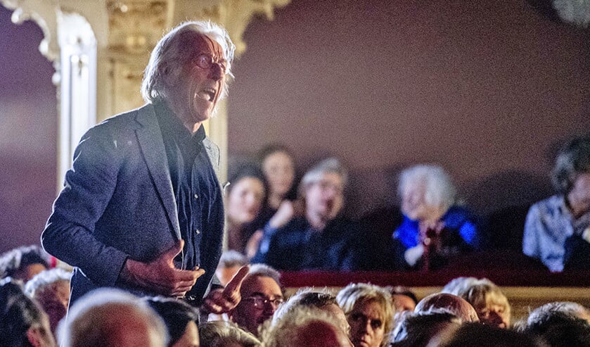 Freek de Jonge onderbreekt op het Boekenbal de speech van CPNB-directeur Eveline Aendekerk en vraagt van de zaal om een statement tegen Baudet. (anp / Robin Utrecht)