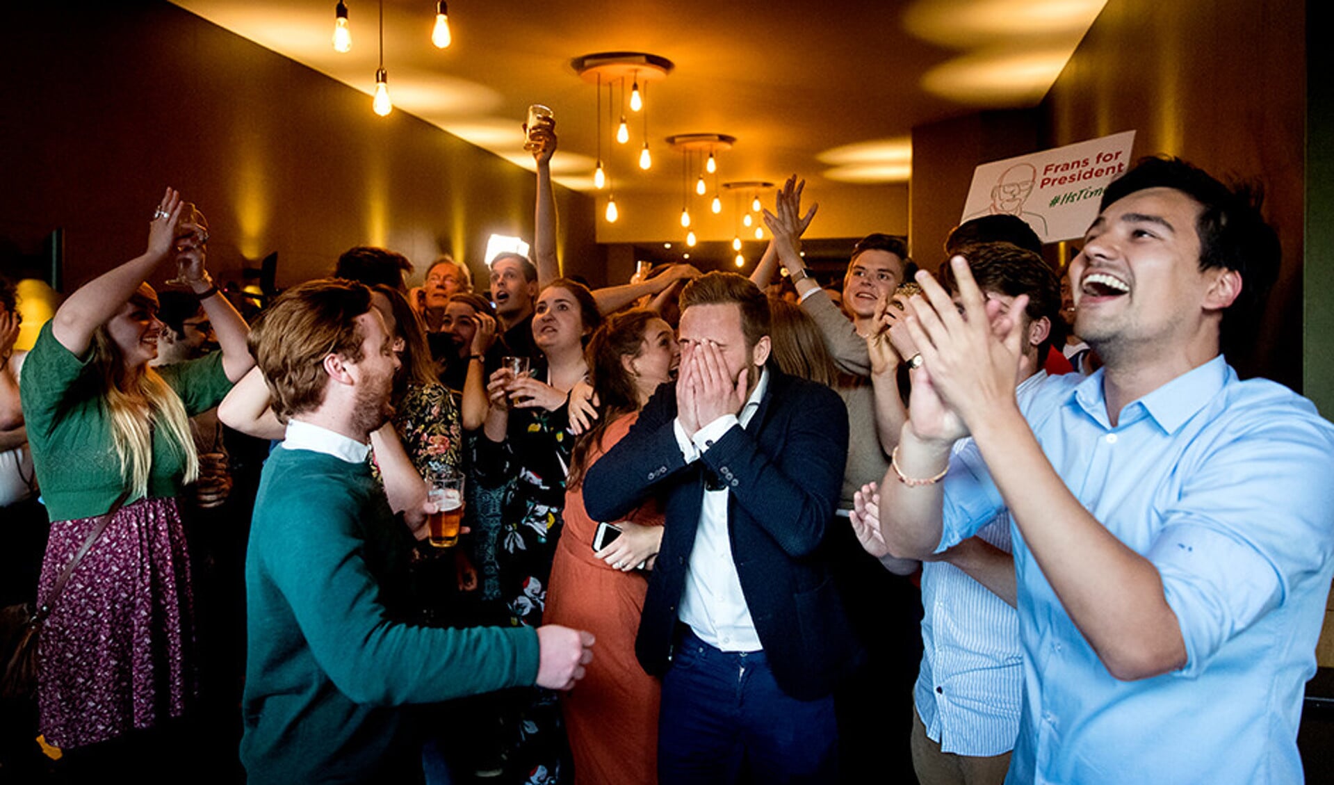 PvdA-leden volgen in Den Haag de exitpolls van de Europese verkiezingen.