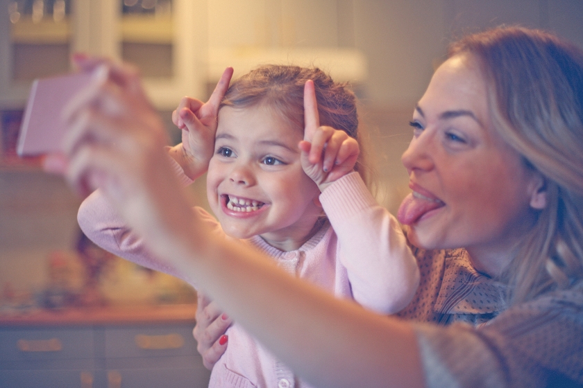 ‘Als je herkenbare foto’s van je kinderen deelt op een openbaar account, ben je de regie kwijt.’ (istock)