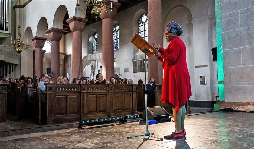 De anglicaanse priester Mpho Tutu vraagt haar publiek of het met geduld en liefde naar zichzelf kan kijken. (Ron Beenen)