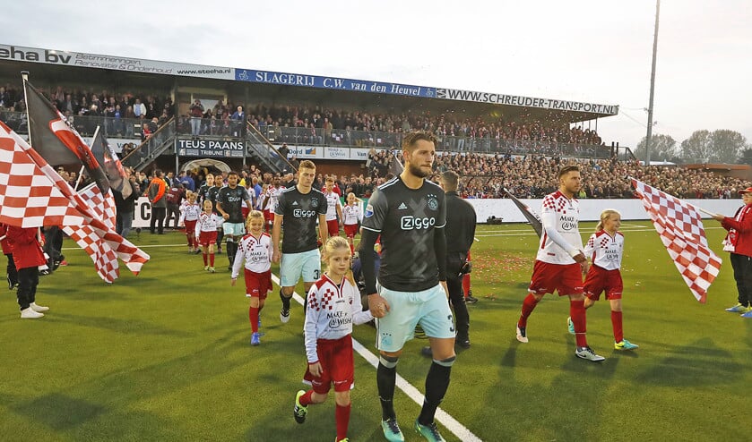 De elftallen van Ajax en Kozakken Boys betreden het veld in Werkendam voor de ogen van 6000 toeschouwers. (orange pictures / Pim Waslander)