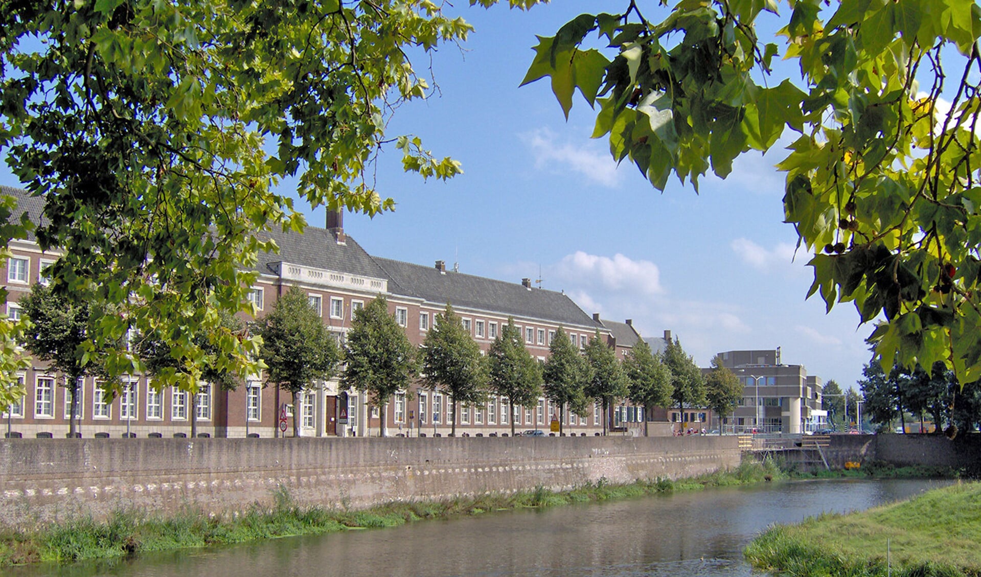 De stad Den Bosch is bekend om zijn vestingwerken. Vooral vanaf het water is daarvan nog heel wat te zien. Maar de vraag is hoe ver je moet gaan in het wllen behouden van historisch erfgoed.