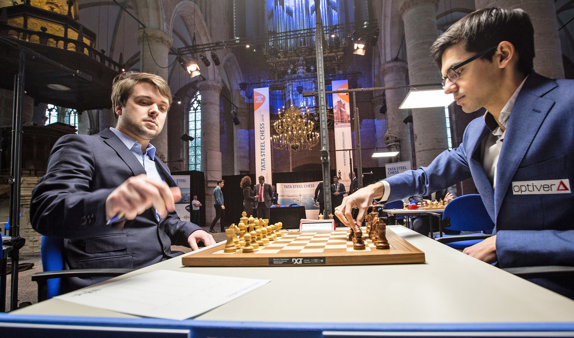 Giri Anish (rechts) strijdt tegen Vladimir Fedosejev in de tiende ronde van het Tata Steel-schaaktoernooi in de Pieterskerk in Leiden.