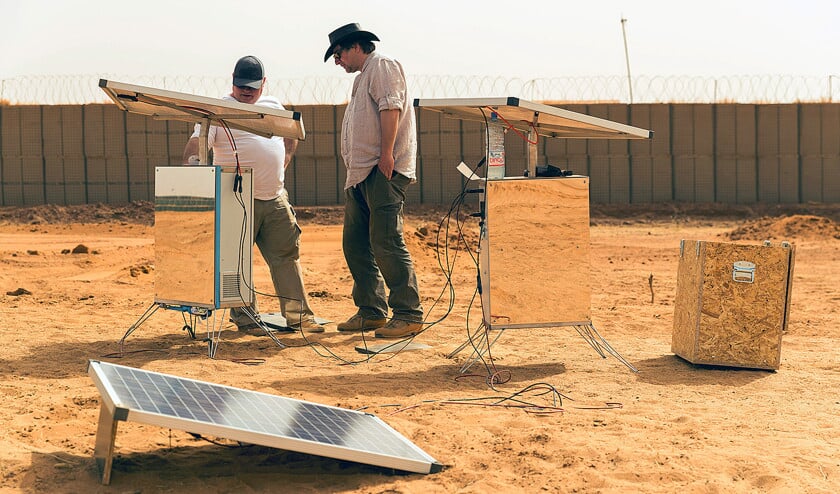 Met behulp van energie opgewekt via zonnepanelen is in Mali drinkwater uit de lucht gehaald. (defensie)