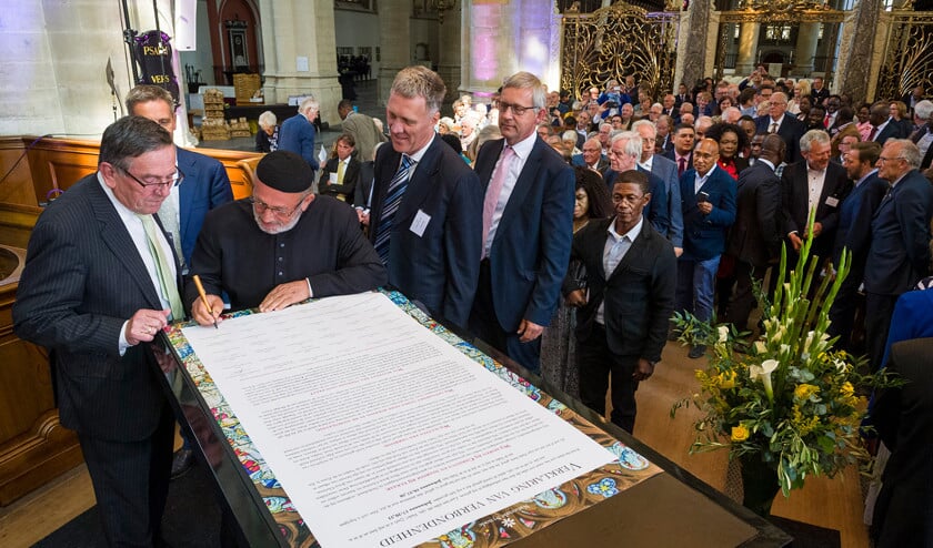 Hoogtepunt van de viering in de Grote Kerk in Dordrecht was de ondertekening van de Verklaring van Verbondenheid. (Richard van Hoek)