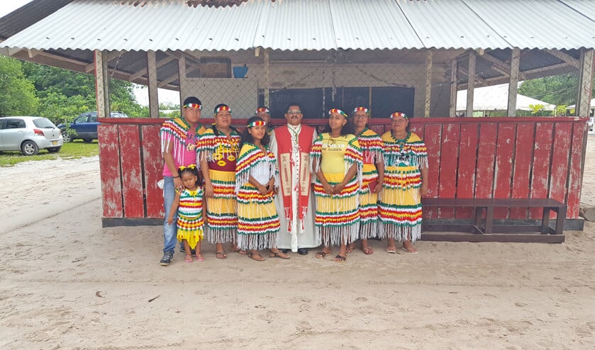 Bisschop Karel Choennie met een inheemse groep tijdens een conferentie in Puerto Maldonado. (Karel Choennie)
