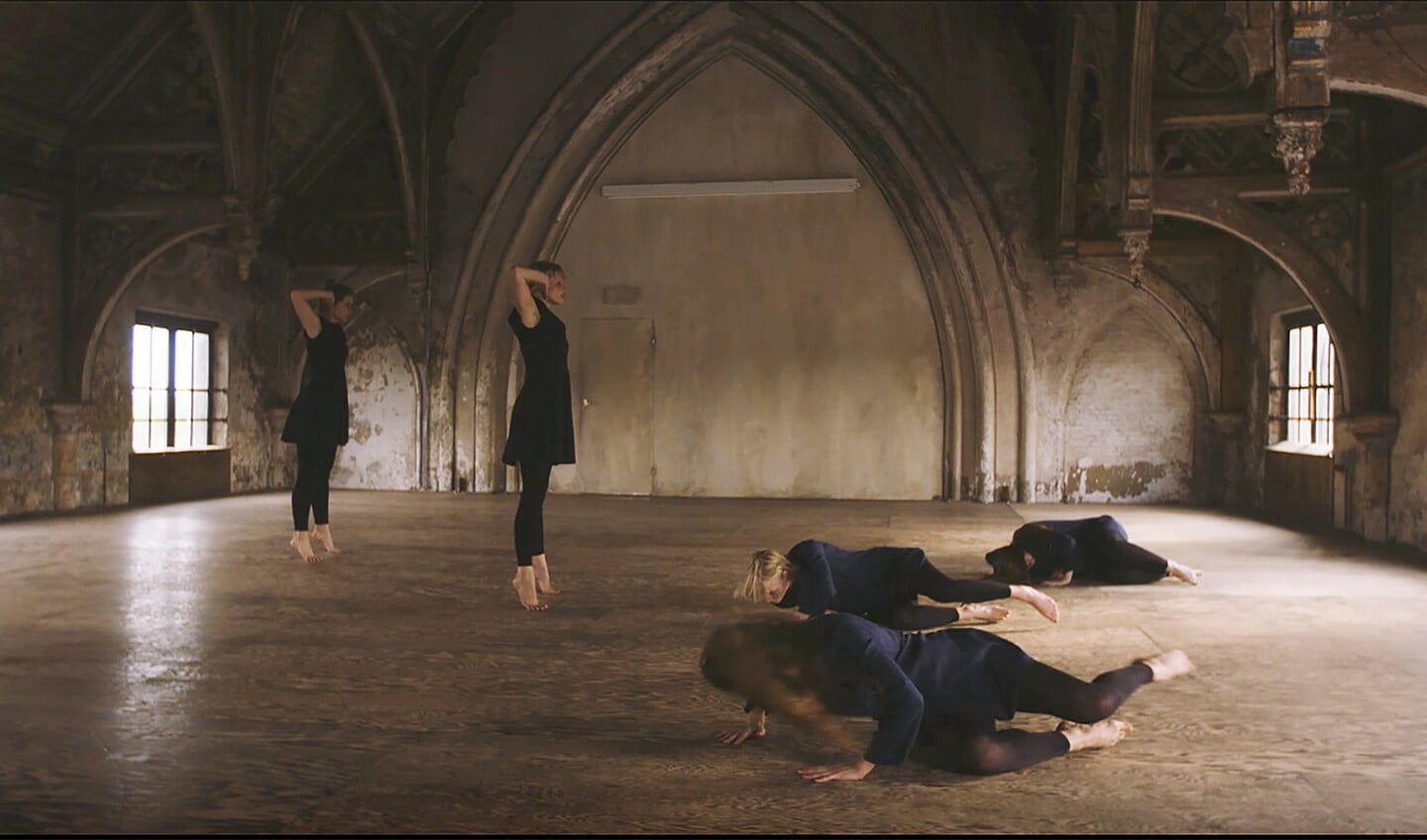 Een filmpje waarin een dansgroep de breuk tussen twee kerken uitbeeldt.