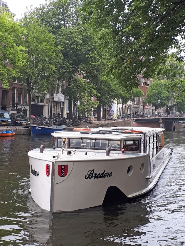 Op de Amsterdamse rondvaartboot ‘Bredero’ wordt de sterfdag van de spraakmakende, Amsterdamse schrijver Gerbrandt Adriaensz Bredero herdacht. (nd)