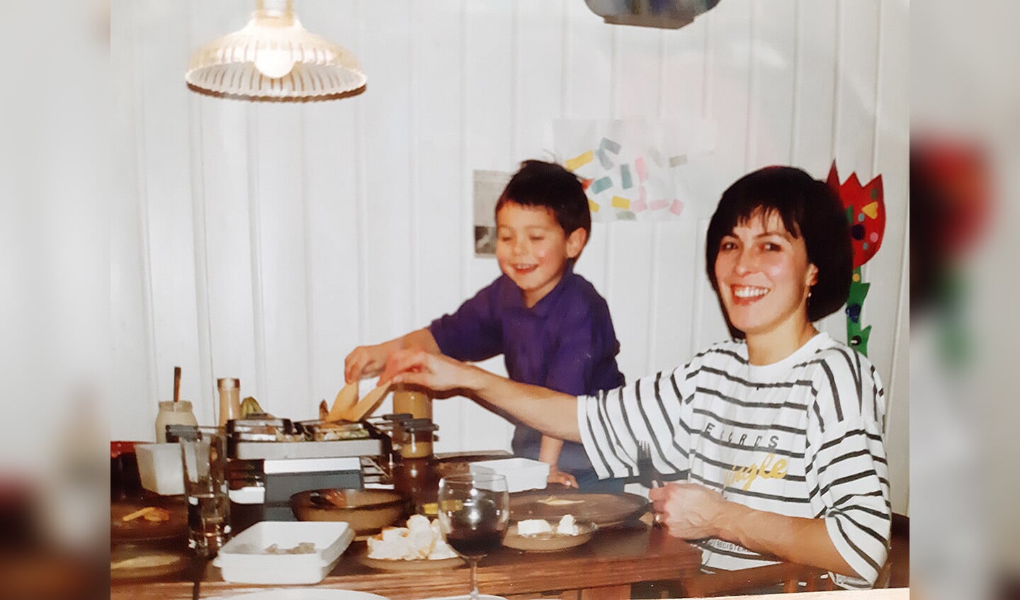 ‘Hier ben ik, een jaar of vijf oud, met mijn moeder aan het gourmetten, bij ons thuis in Uden.  Gourmetten vond ik als kind heel leuk, dat konden we wat mij betreft niet vaak genoeg doen