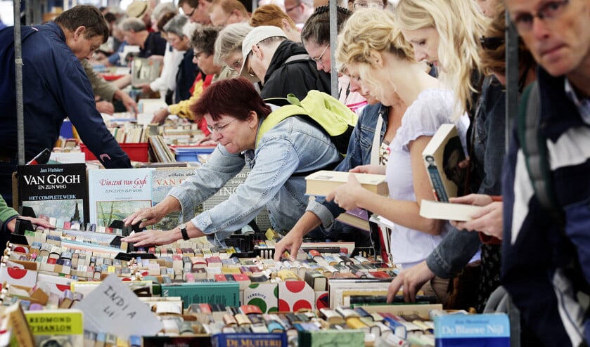 Deventer is met de jaarlijkse Deventer Boekenmarkt en het Dickens Festijn volgens Eus Peters van de Raad Nederlandse Detailhandel een goed voorbeeld van hoe horeca en detailhandel hun stad op de kaart kunnen zetten. (anp / Vincent Jannink)
