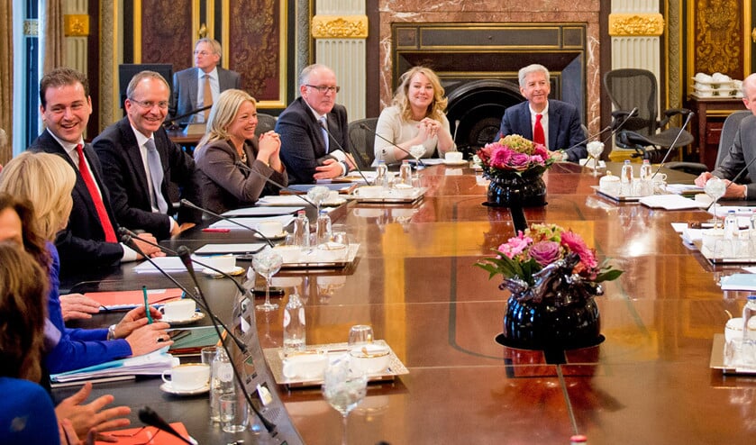De eerste vergadering van het kabinet-Rutte II in de Trêveszaal op 5 november 2012. (anp / Robin Utrecht en Martijn Beekman)