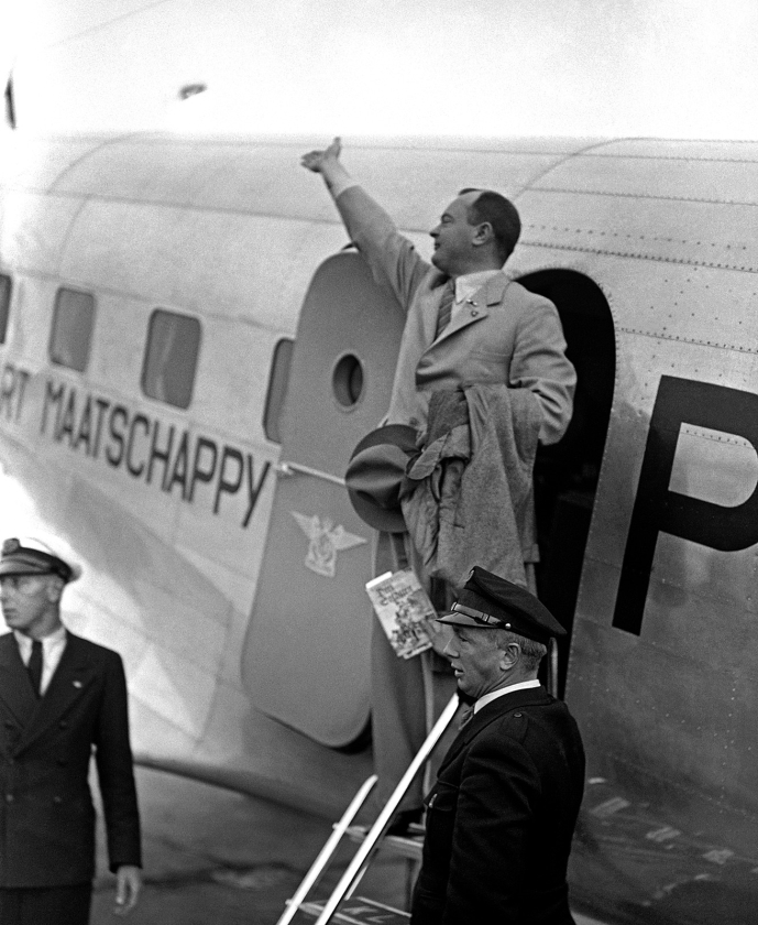 Anton Mussert voor zijn vertrek per KLM-vliegtuig naar Indië. Hij zou te burgerlijk en ‘te Nederlands’ zijn geweest om als nazi te overtuigen. (anp)