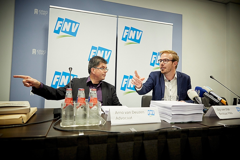 Advocaat Arno van Deuzen en FNV-bestuurder Gijs van Dijk tijdens de persconferentie over de uitspraak van de rechter in de zaak van Meavita. (anp / Martijn Beekman)