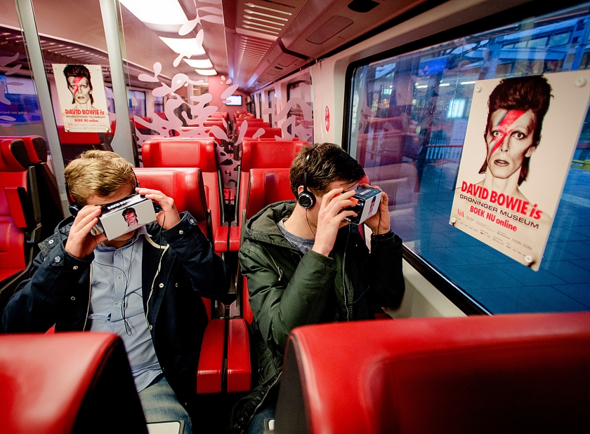 Treinreizigers maken een virtuele reis door het leven van de Britse popster David Bowie, die wordt vertoond in een ‘Virtual Bowie Coupé’. De intercity met de speciale treincoupé maakte een extra rit als eerbetoon aan de zondag overleden Bowie. De coupé is ingericht in samenwerking met het Groninger Museum, waar een expositie te zien is over de muziekicoon. < (anp / Robin van Lonkhuijsen)