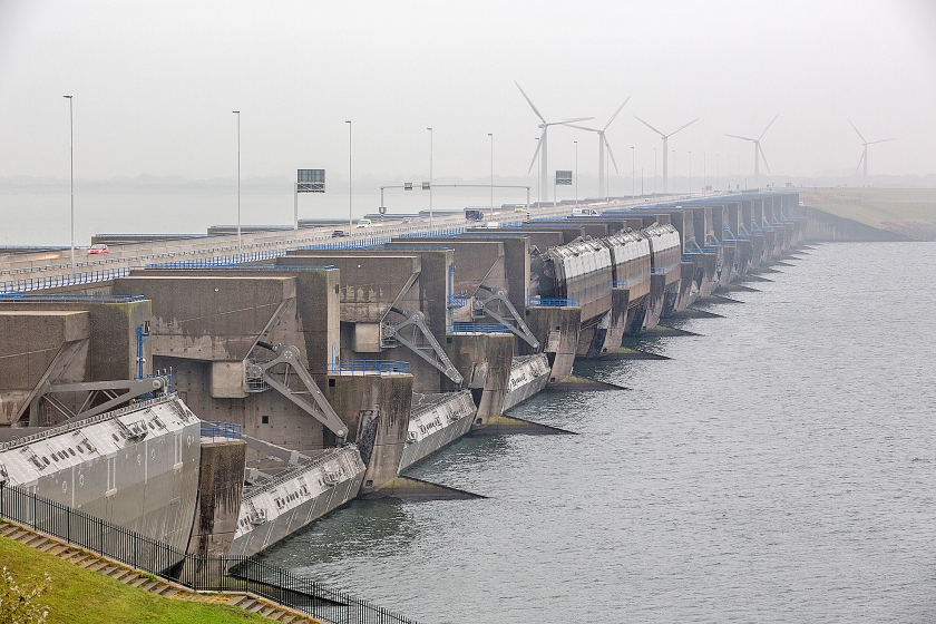 De Haringvlietsluizen zijn aangewezen als rijksmonument. Het is de eerste waterkering in Nederland die deze status krijgt (anp / Arie Kievit)