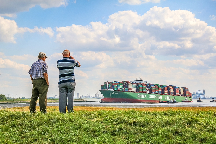 Het 366 meter lange containerschip dat vastliep bij Bath trok maandag veel bekijks. (anp / ginopress)