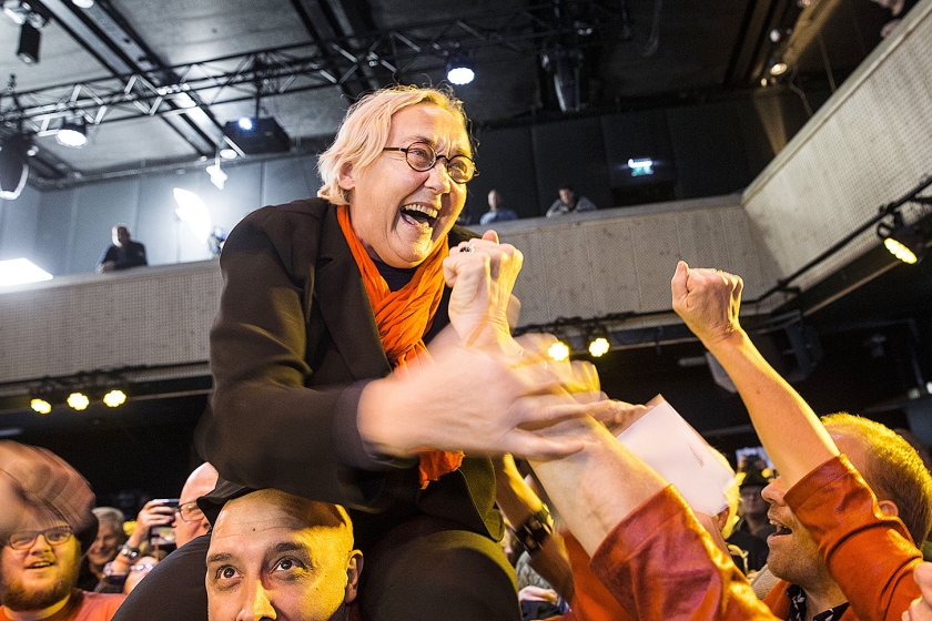 Terwijl ze door aanhangers wordt toegejuicht en op de schouders wordt rondgedragen, kan Lutz Jacobi (PvdA) haar geluk niet op, na het bekend worden van de uitslag van de herverdelingsverkiezingen van zeven Friese gemeenten. (anp / Vincent Jannink)