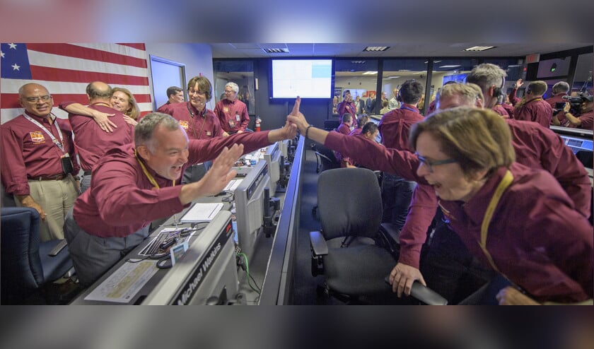 Na de succesvolle landing van de InSight op de planeet Mars ging er in het NASA-centrum in California een gejuich op en werden er vreugdedansjes gedaan. (afp / Bill Ingalls)