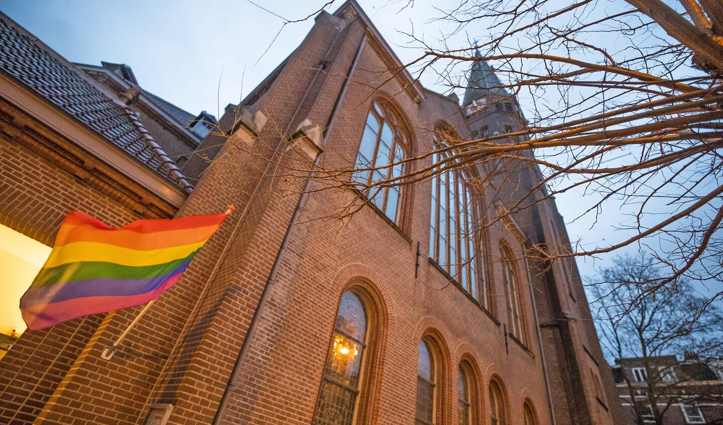 Een regenboogvlag hangt maandag uit bij de Oranjekerk in Amsterdam als statement tegen de Nashvilleverklaring.
