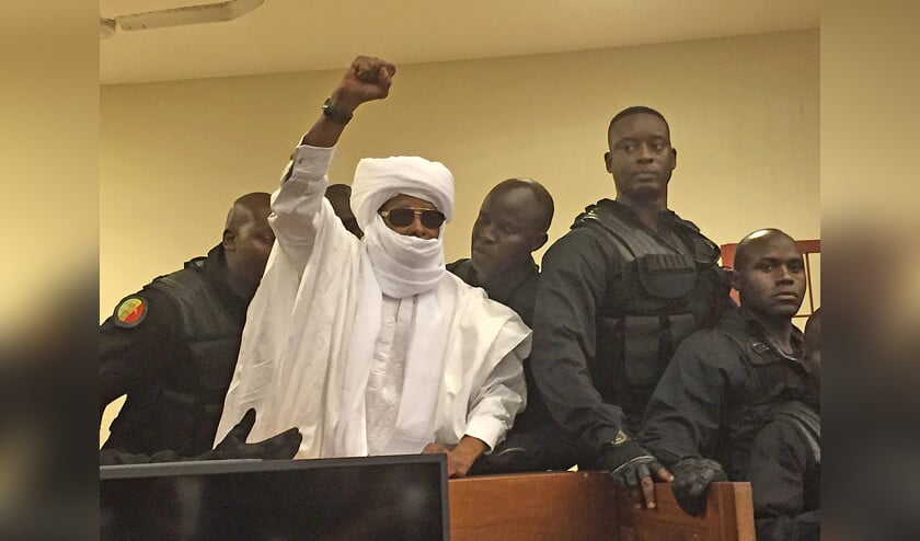 De voormalig dictator van Tsjaad, Hissène Habré, reageert verbolgen tijdens de uitspraak van de rechter in Dakar. Hij is maandag voor een rechtbank in Senegal veroordeeld tot levenslange gevangenisstraf wegens misdaden tegen de menselijkheid en oorlogsmisdaden (ap / Carley Peterch)