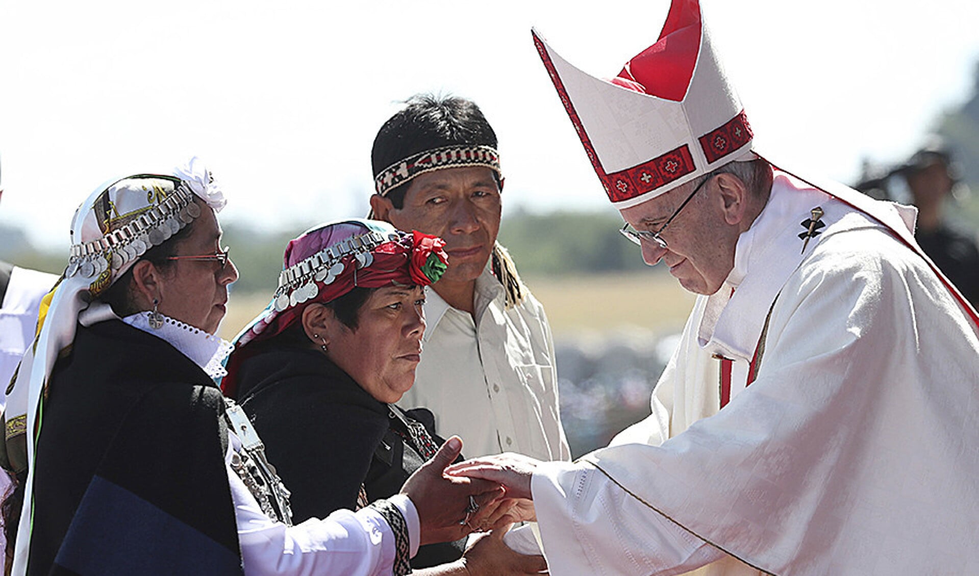 Tijdens een mis in Temuco begroet paus Franciscus enkele Mapuche, een arm inheems volk van een miljoen indianen in het zuiden van Chili.