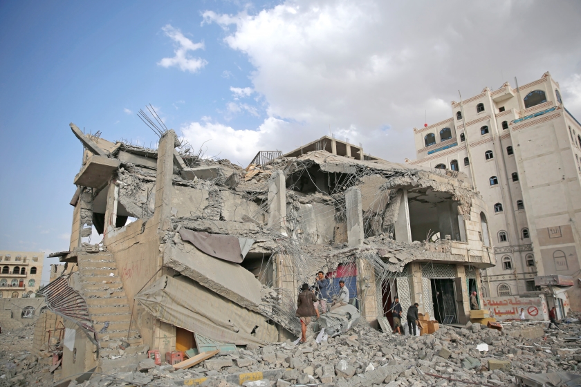 Het huis van een Houthi-gezinde rechter in Sanaa is maandag gebombardeerd door de door Saudi-Arabië geleide coalitie. Bij de aanval kwam de rechter en zijn acht personen tellende gezin om. Bij gevechten in de provincie Jawf vielen meer dan twintig doden. Jemen verkeert sinds 2014 in een burgeroorlog, 5800 mensen zijn al gedood. < (ap / Hani Mohammed)