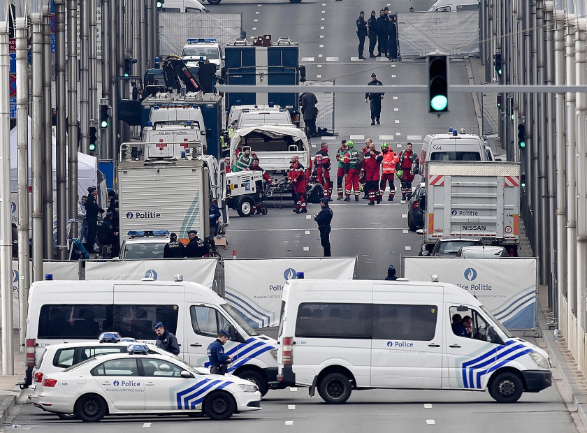 Politie en reddingswerkers bij het metrostation Malbeek in Brussel, na de aanslag van 22 maart. Hulpverleners ondervonden moeilijkheden doordat het netwerk voor mobiele telefonie overbelast raakte. (ap / Martin Meissner)