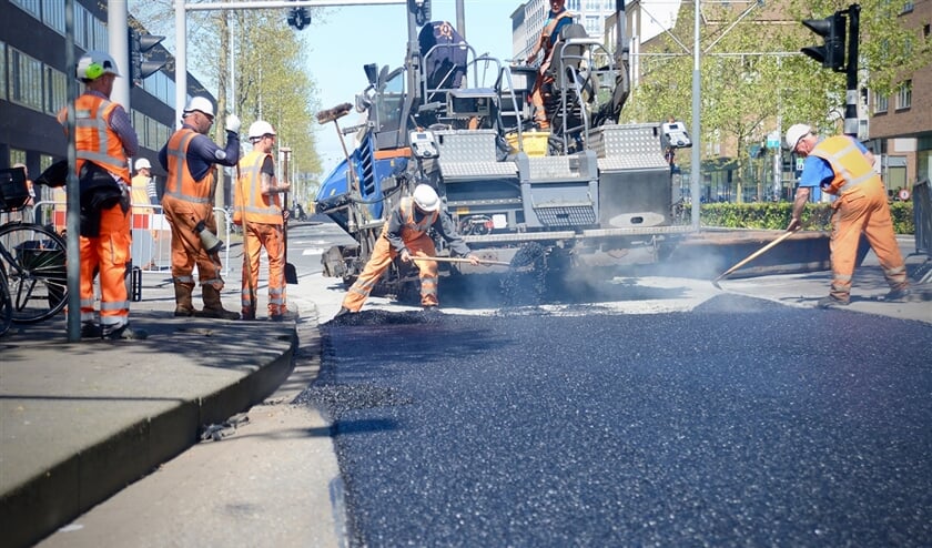 Gerecycled toiletpapier is een belangrijk bestanddeel voor de asfaltering van de IJburglaan in Amsterdam. Normaal gesproken wordt doorgespoeld wc-papier verstookt in een afvalverbrandingsoven, terwijl het waardevolle grondstoffen als cellulose bevat. (panorama nederland/noordhoff)
