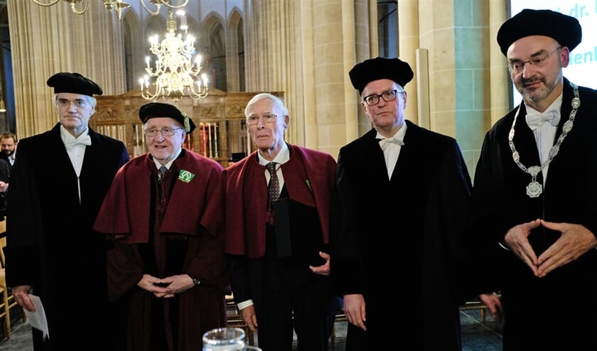 Vanaf links: hoogleraar geschiedenis neocalvinisme George Harinck, de Amerikaanse theoloog Richard Mouw, dominee Henk de Jong, hoogleraar Oude Testament Gert Kwakkel en rector Roel Kuiper van de Theologische Universiteit Kampen. (Dick Vos)