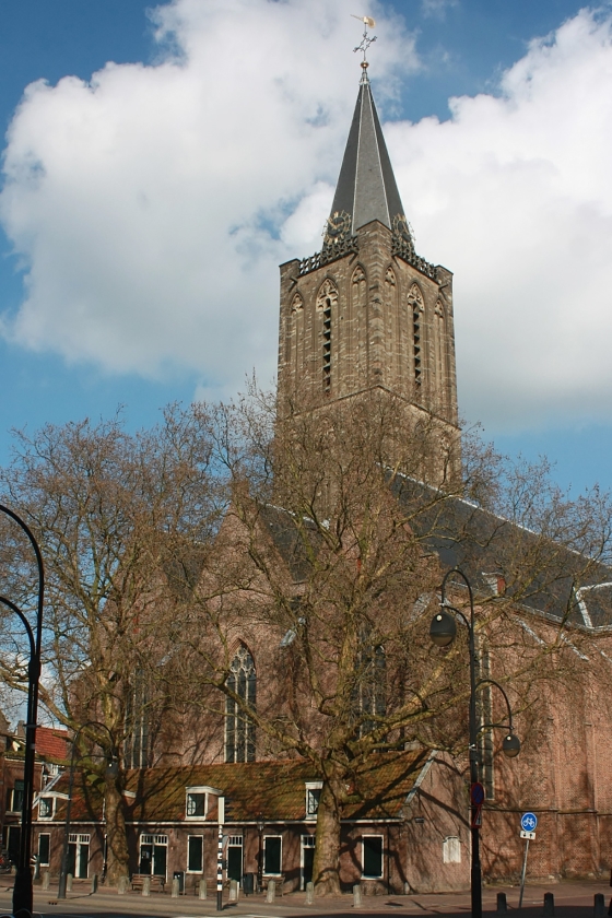 De Jacobikerk in Utrecht. Na de storm van 1674 miste de toren bijna drie eeuwen lang een spits. (wikimedia commons)