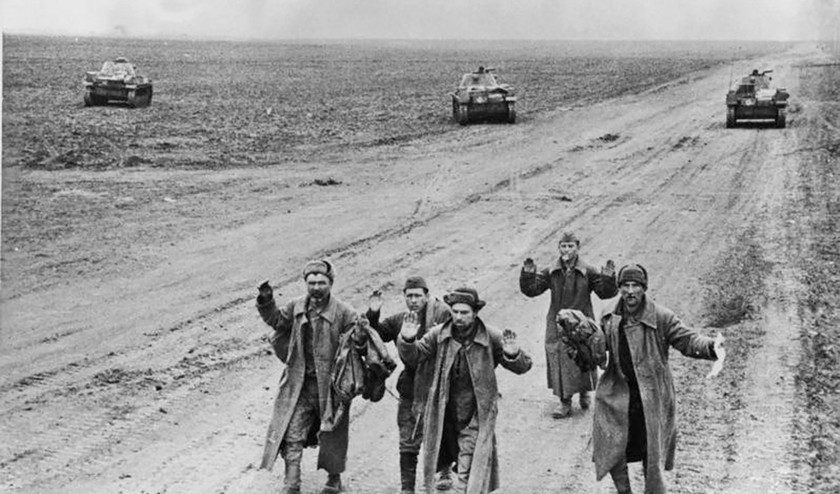 Vijf soldaten van het Rode Leger worden gevangengenomen op de Krim in mei 1942. (bundesarchiv en wikimedia)