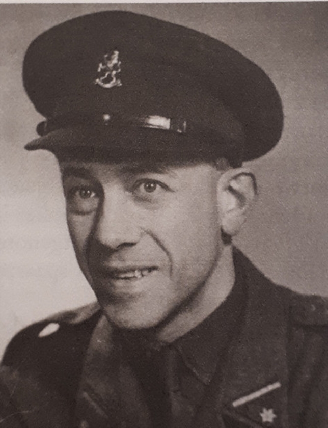 Jonker als legerpredikant in 1946. (besproken boek, collectie tropenmuseum en delpher)