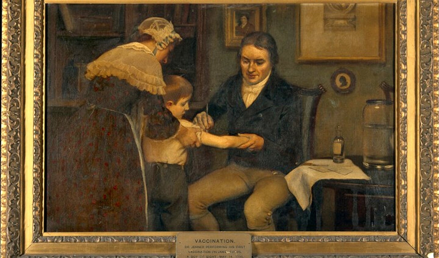 De Engelse arts Edward Jenner voert in 1796 de eerste vaccinatie tegen pokken uit bij de achtjarige James Phipps. Schilderij van Ernest Board.