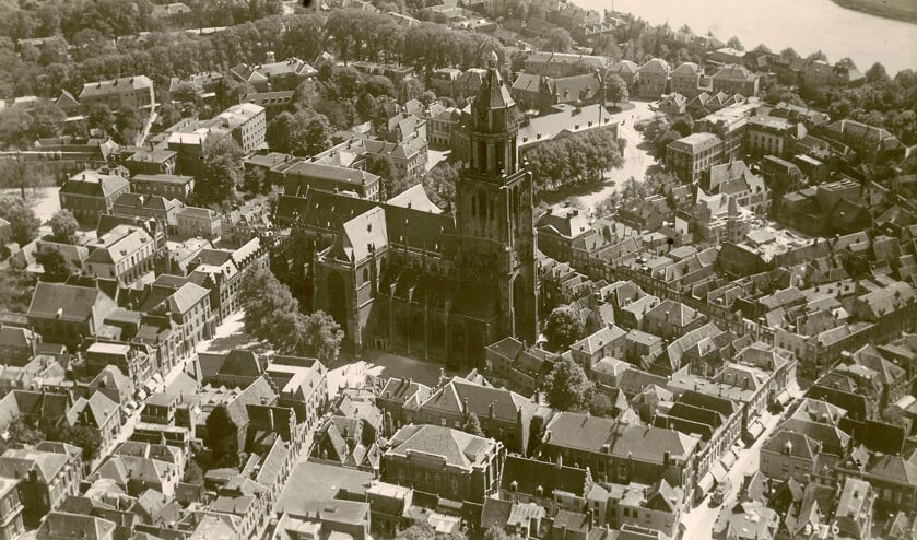 Foto uit 1925 van de Eusebiuskerk in Arnhem, waar een kerkdienst gaande was toen de slag om Arnhem begon. Tijdens de slag werd de kerk verwoest. (klm aerocarto nv en imperial war museums)