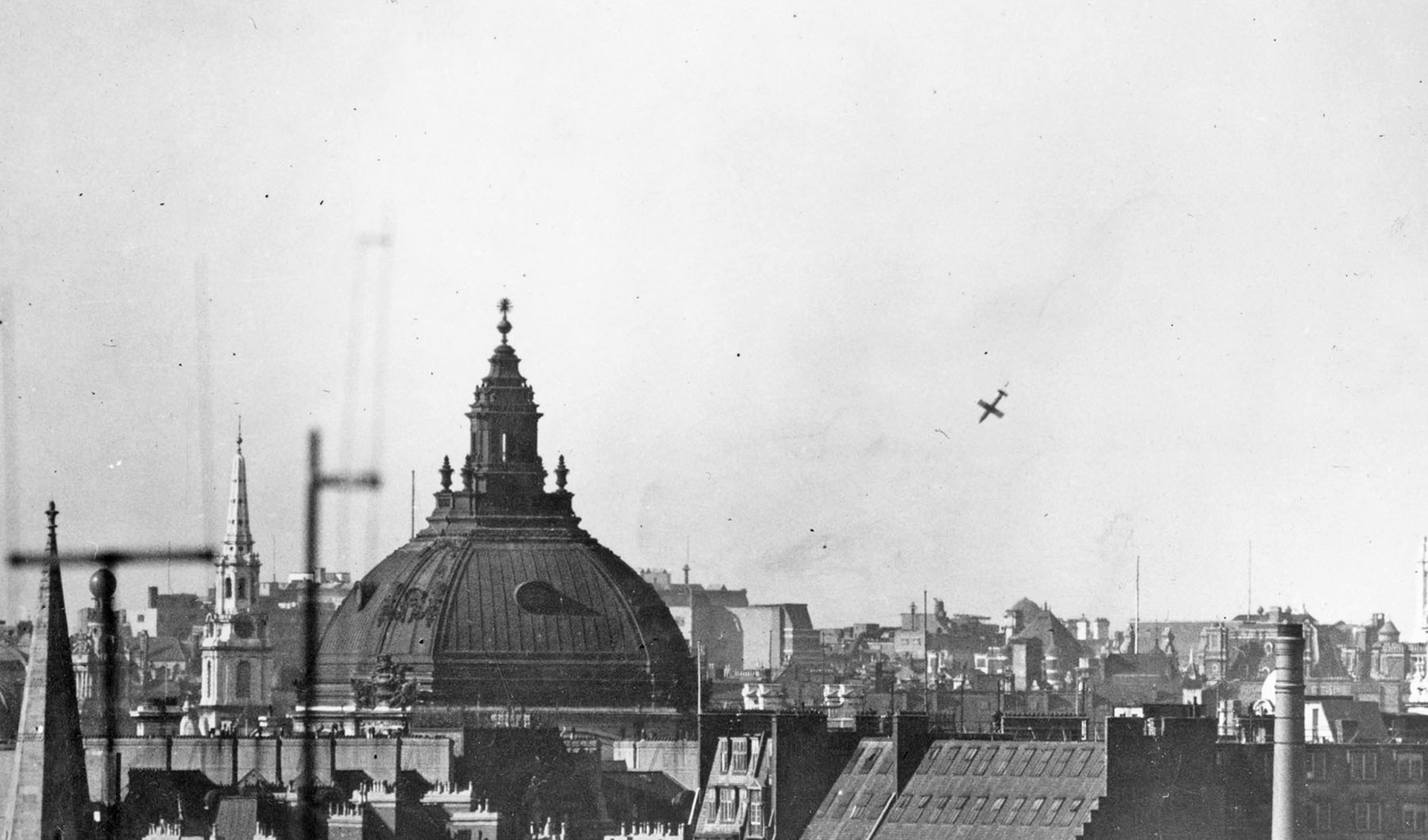 Een V1 of vliegende bom boven Londen in juli 1944.