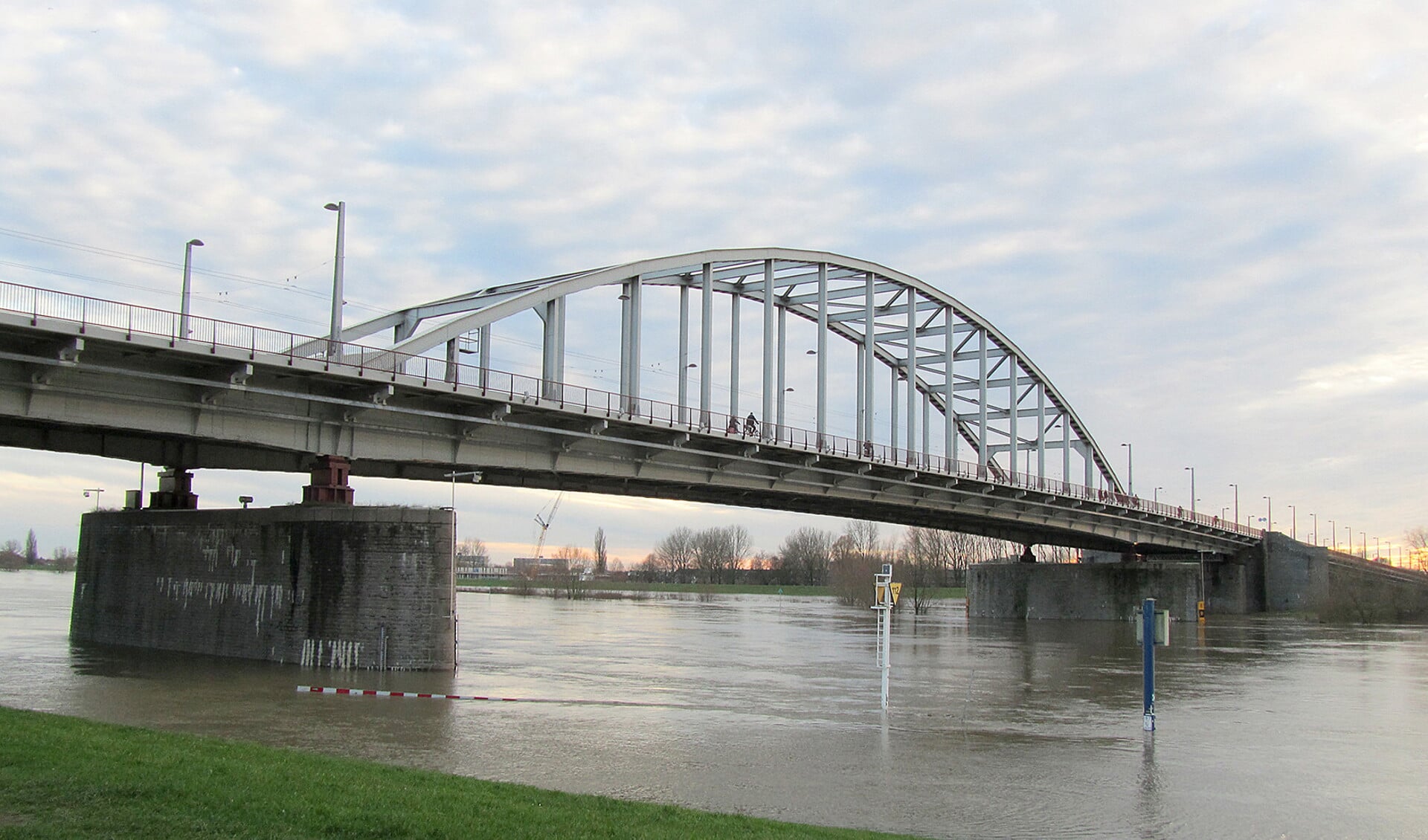 De John Frostbrug bij Arnhem, waar luitenant-kolonel Frost vergeefs op de geallieerden uit het zuiden wachtte: de brug bleek een brug te ver.