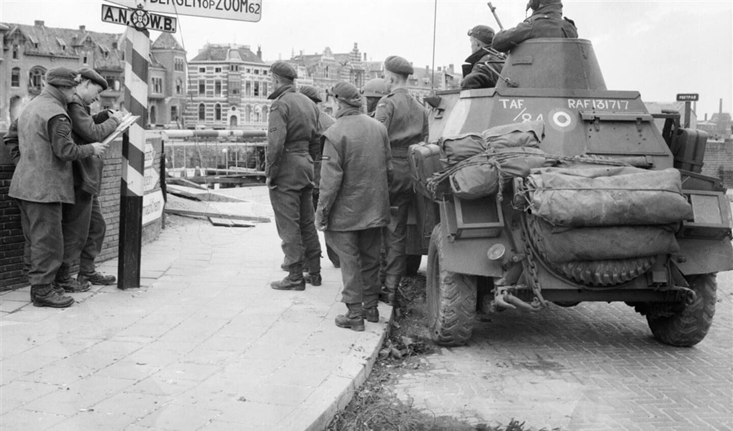 Britse soldaten met een verkenningsvoertuig in Middelburg, kort na de bevrijding van de stad op 6 november 1944.